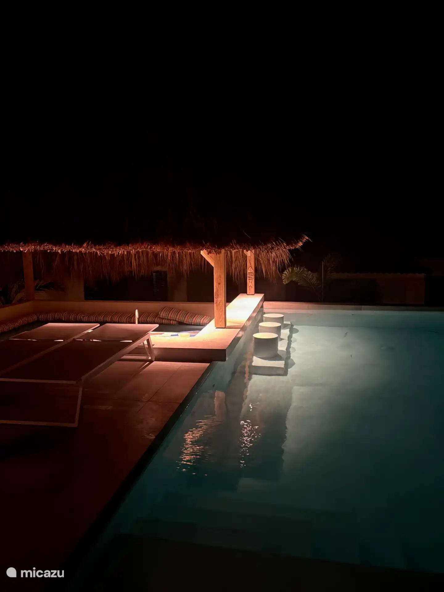 Bar de piscina por la noche
