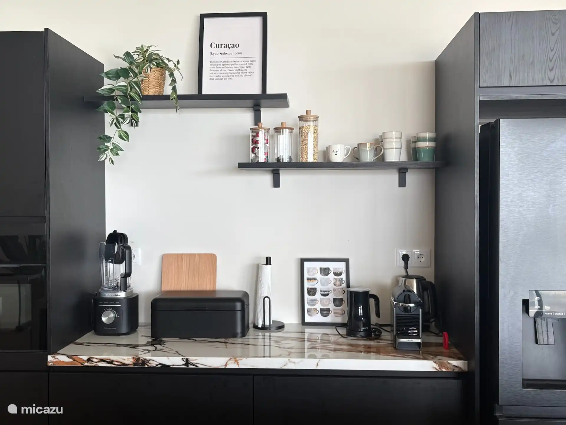 Cocina con nevera americana (cubitos de hielo y hielo picado) 