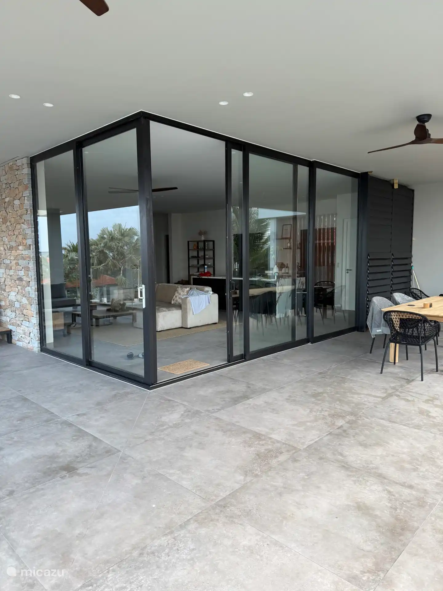 Terraza con puertas correderas que conectan el interior y el exterior