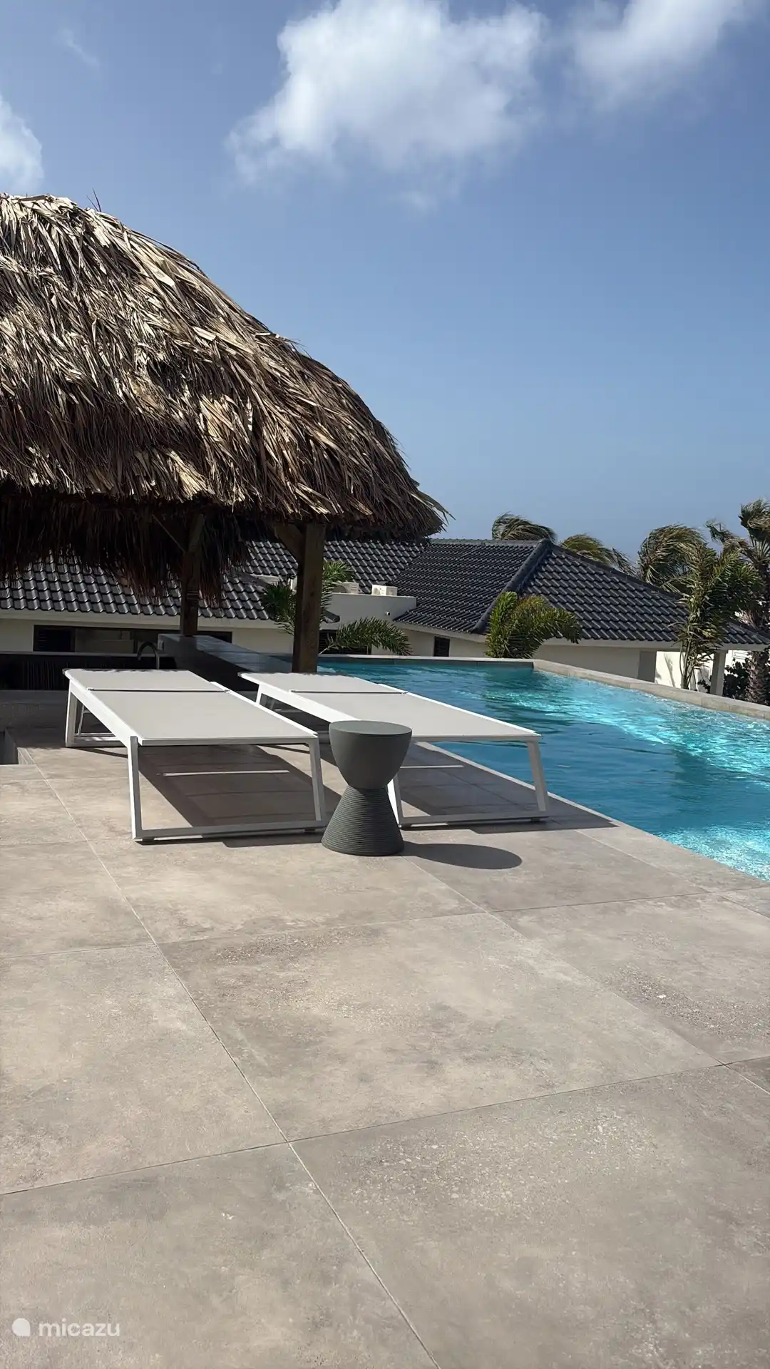 Tumbonas junto a la piscina