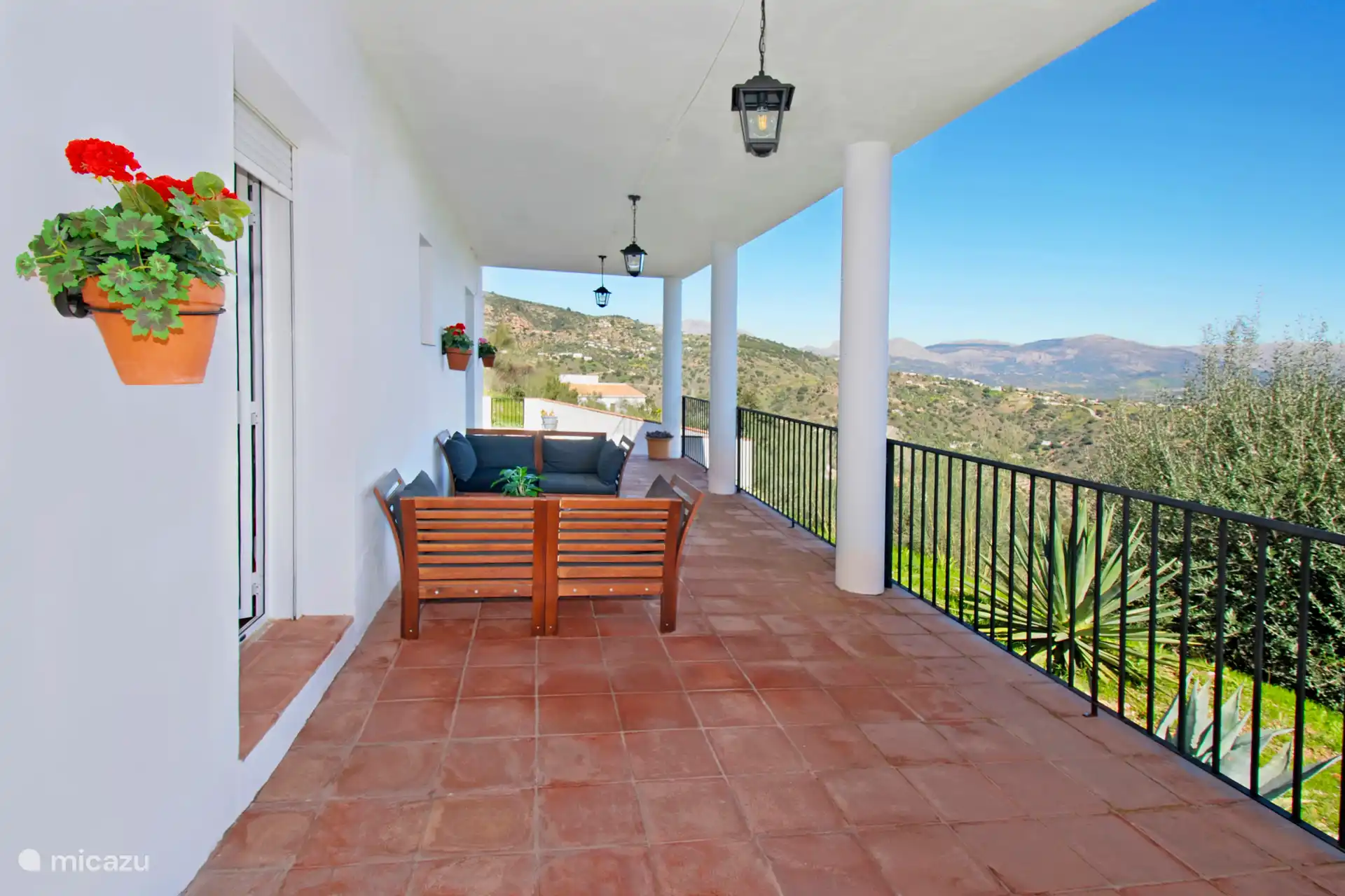 Ons overdekte terras met toegang tot het zwembadgedeelte.