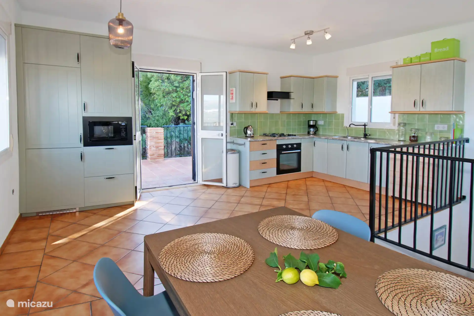 Geniet van koken en eten samen in onze open keuken.