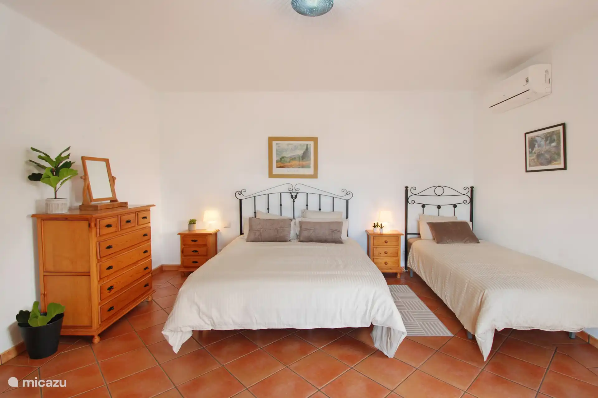 Het eenpersoonsbed kan ook naar de andere slaapkamer worden verplaatst. Vertel ons gewoon hoe je het wilt en wij regelen het graag voor je. 