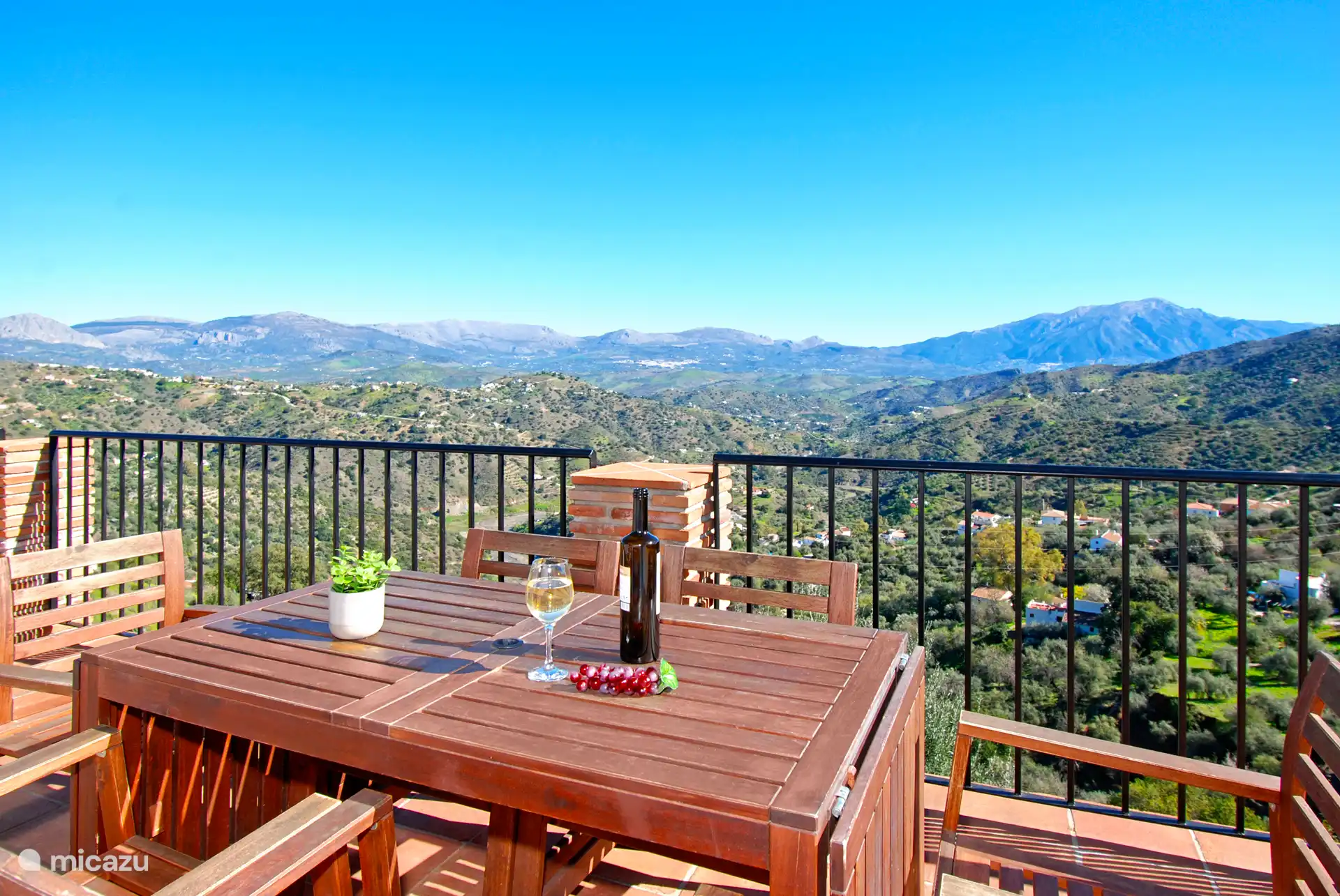 Volledig omringd door schoonheid, maar slechts 3 km verwijderd van een prachtig dorp, Comares. 