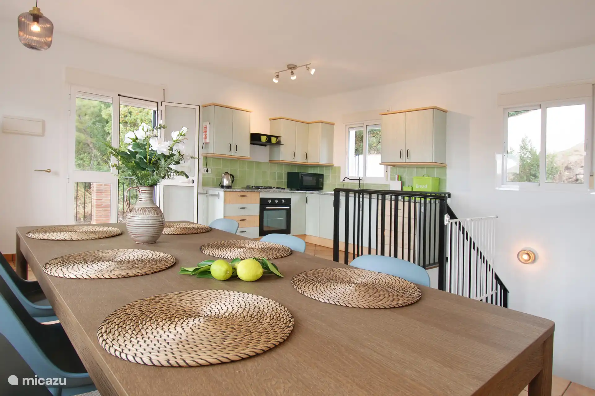 Geniet van een lekkere maaltijd in goed gezelschap.  