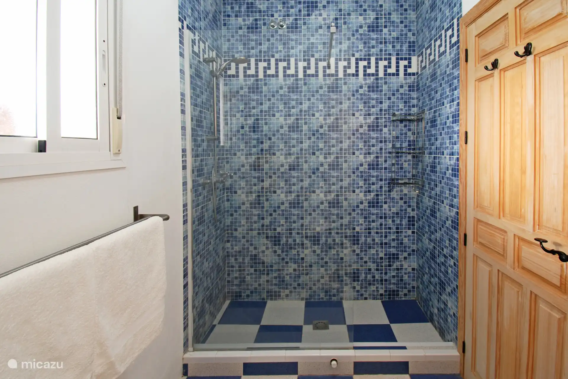 Geniet van een lekkere douche om lichaam en ziel te verfrissen. 