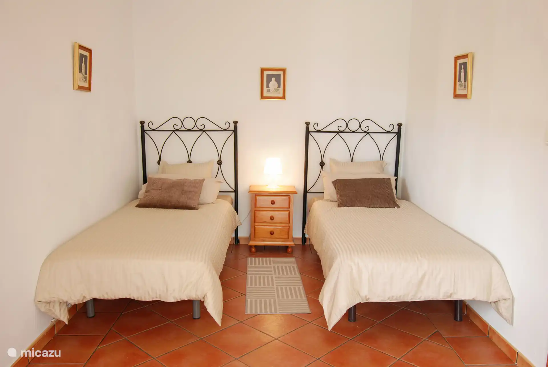 De tweede slaapkamer is ruim en komt uit op het terras met openslaande deuren. 