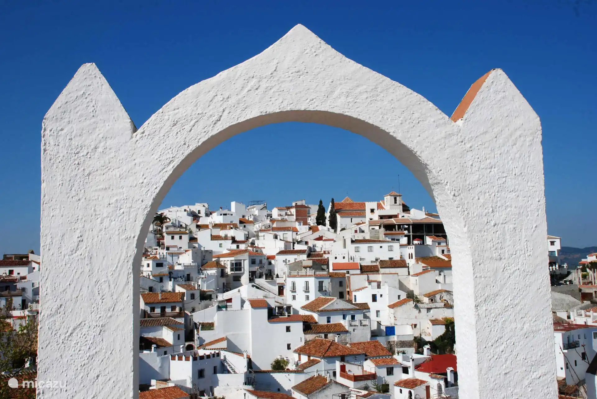 Découvrez Comares, profitez d’un repas dans l’un des restaurants typiques et découvrez l’histoire mauresque de cette ville unique. 