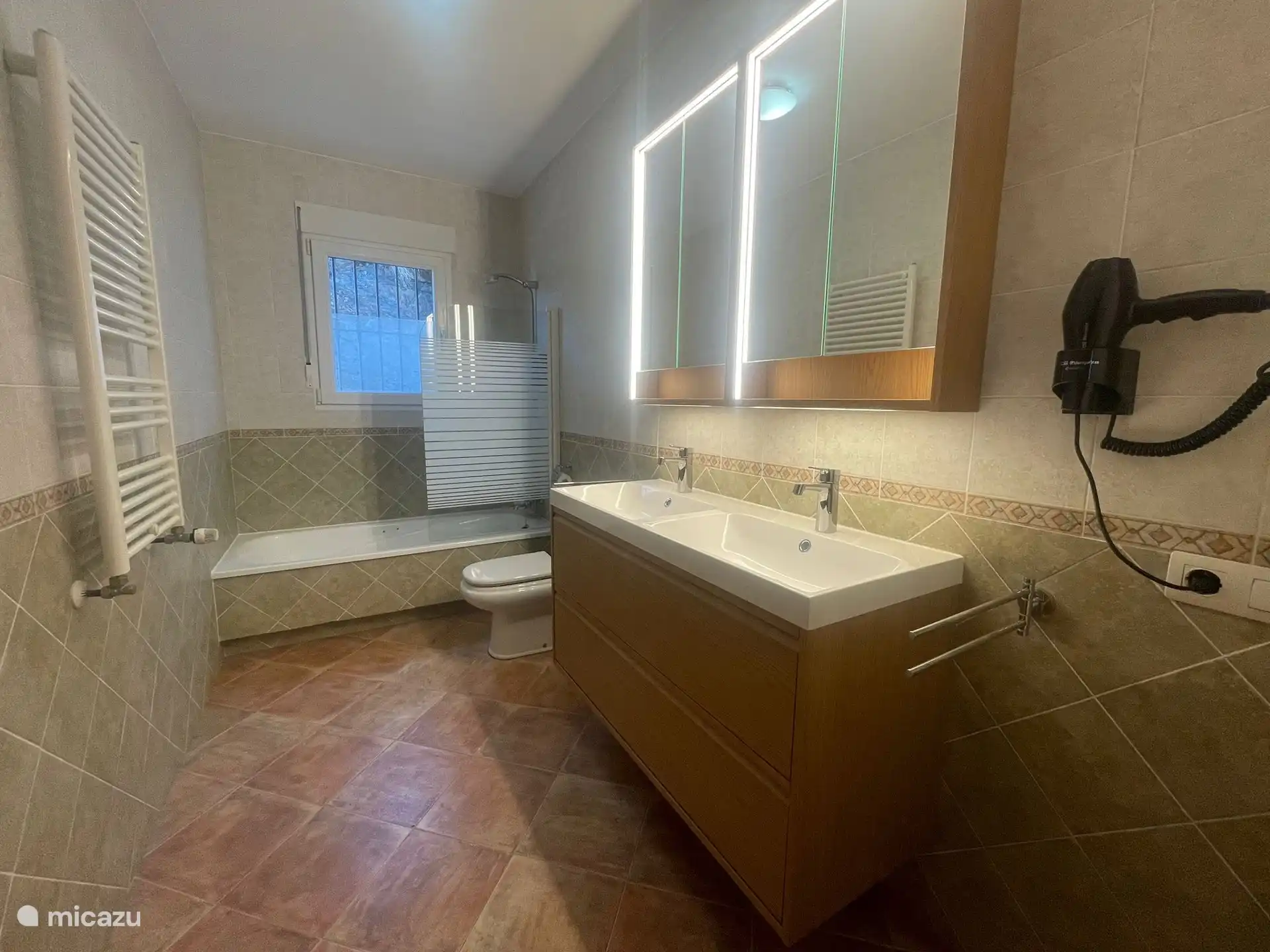 Badkamer bij slaapkamers 2+3