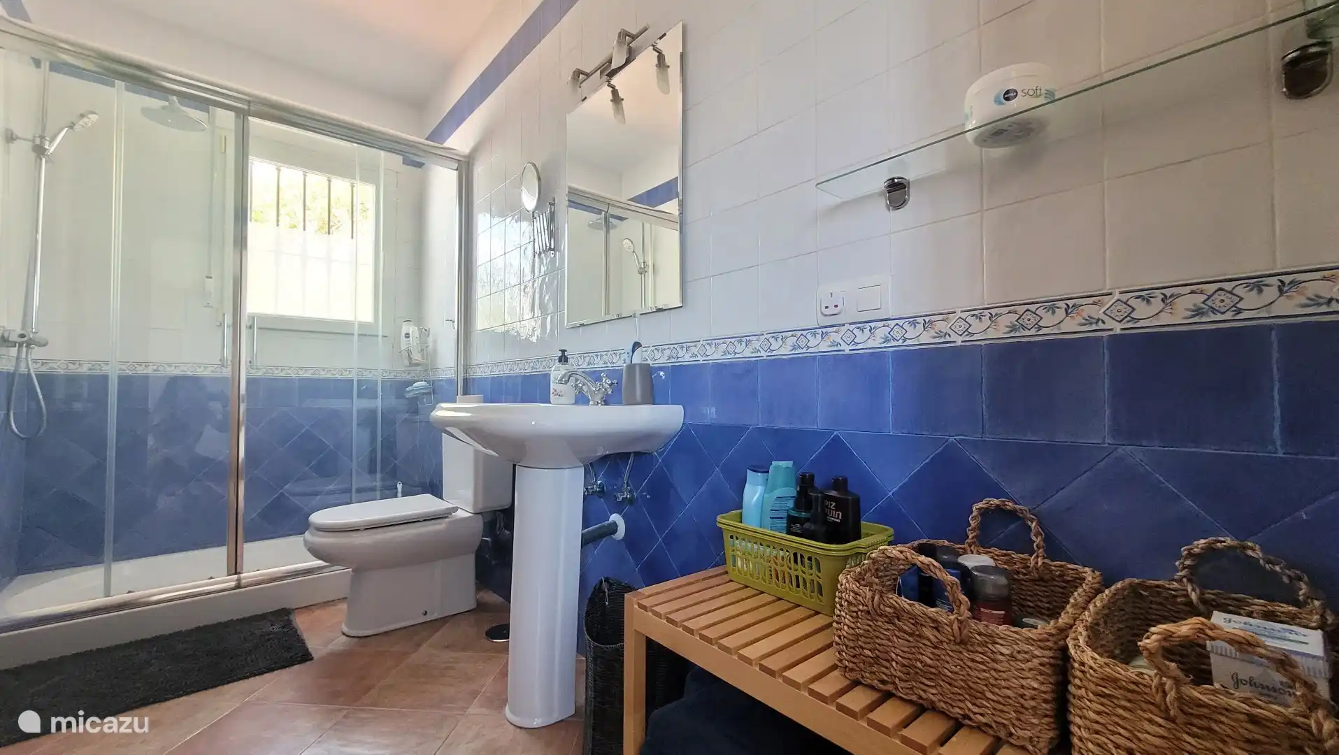 Bathroom en-suite to master bedroom