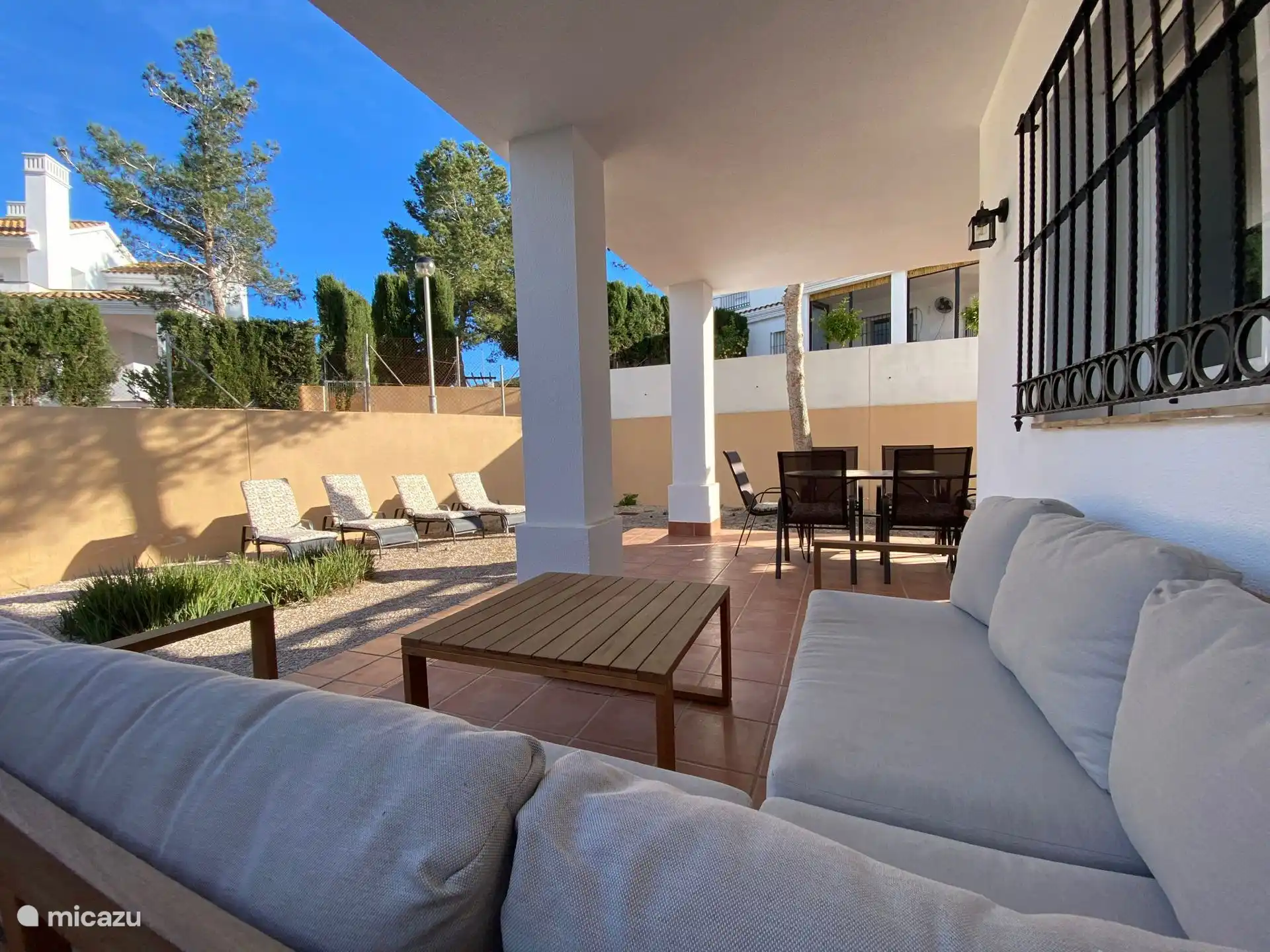 Varias zonas de descanso en el jardín