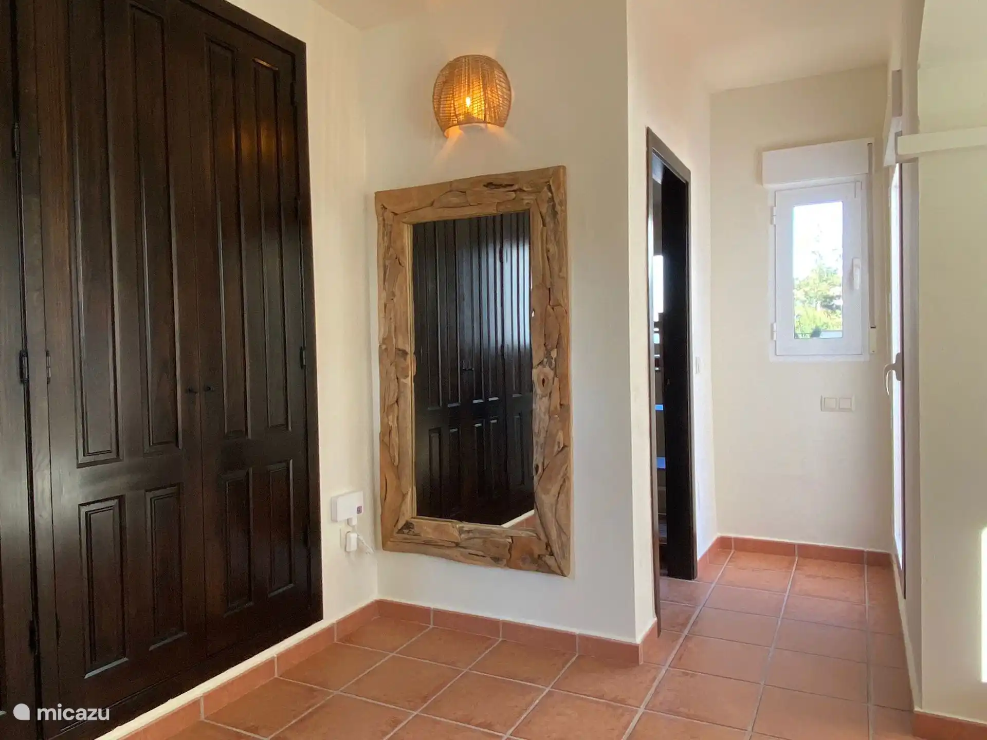 Dormitorio de arriba con armarios, puerta al baño y puerta al balcón