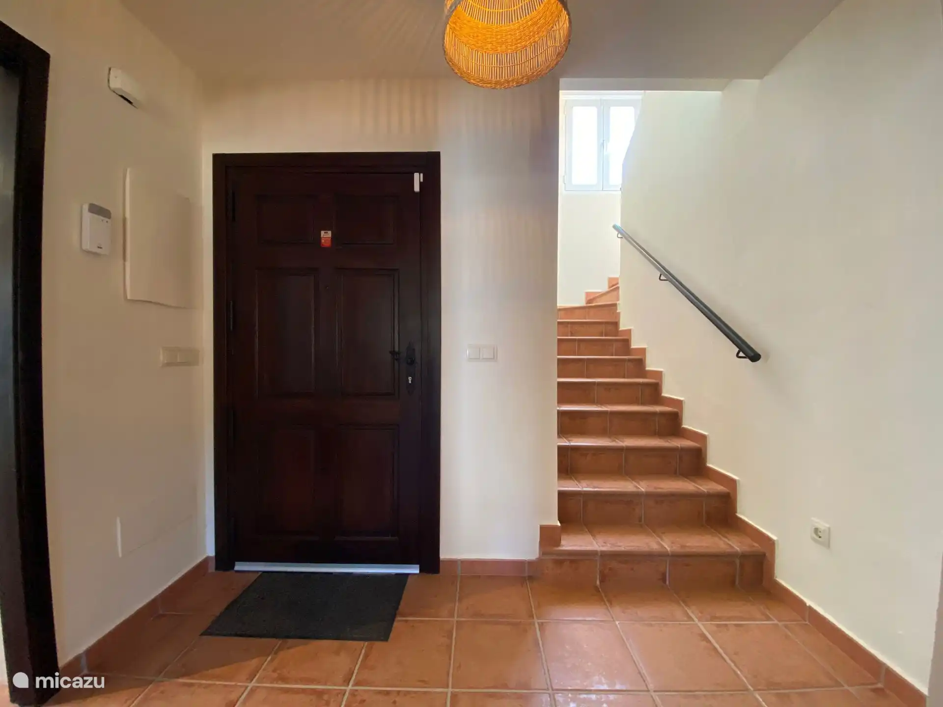 El pasillo con las escaleras hasta la cima