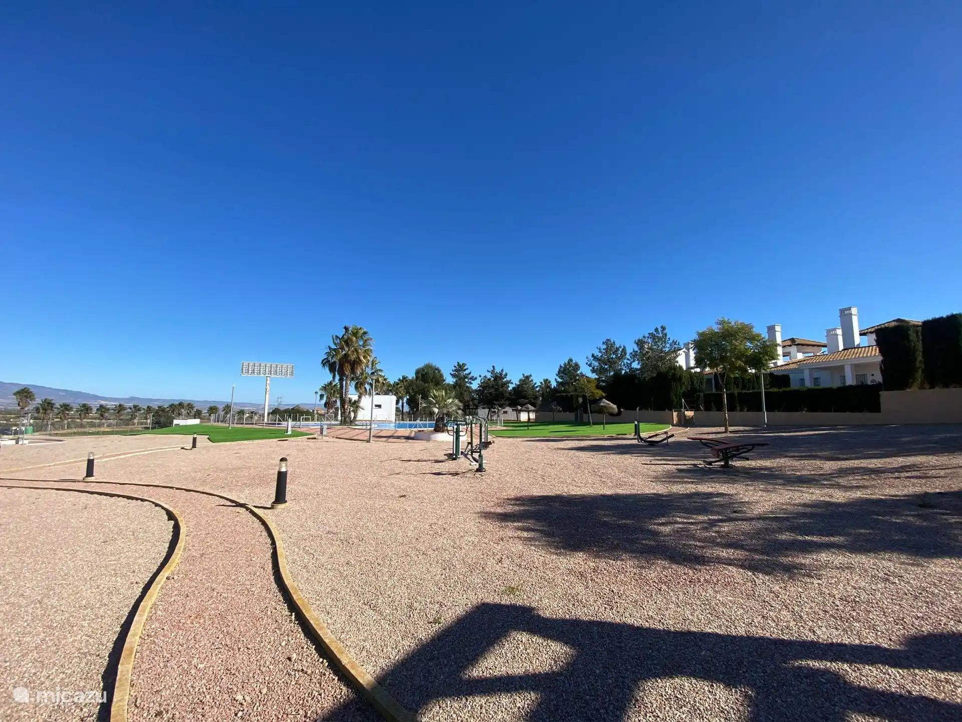 Aparca detrás de la villa, hacia la piscina comunitaria y los ejercicios