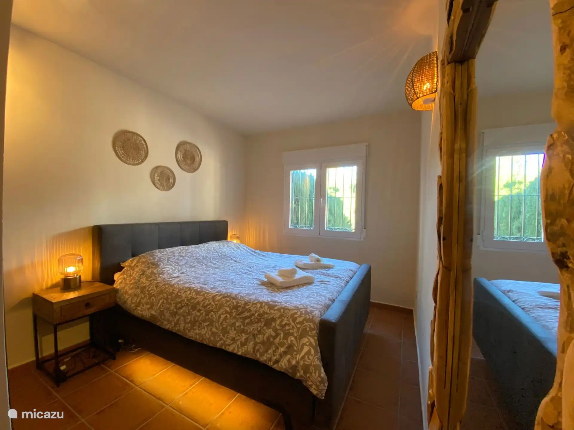 Dormitorio de abajo con cama doble y armarios