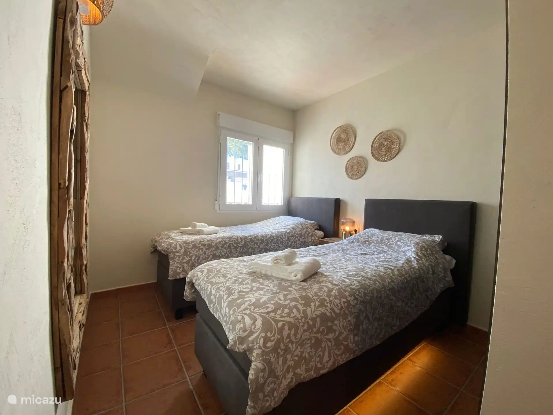 Dormitorio de abajo con 2 camas individuales y armarios