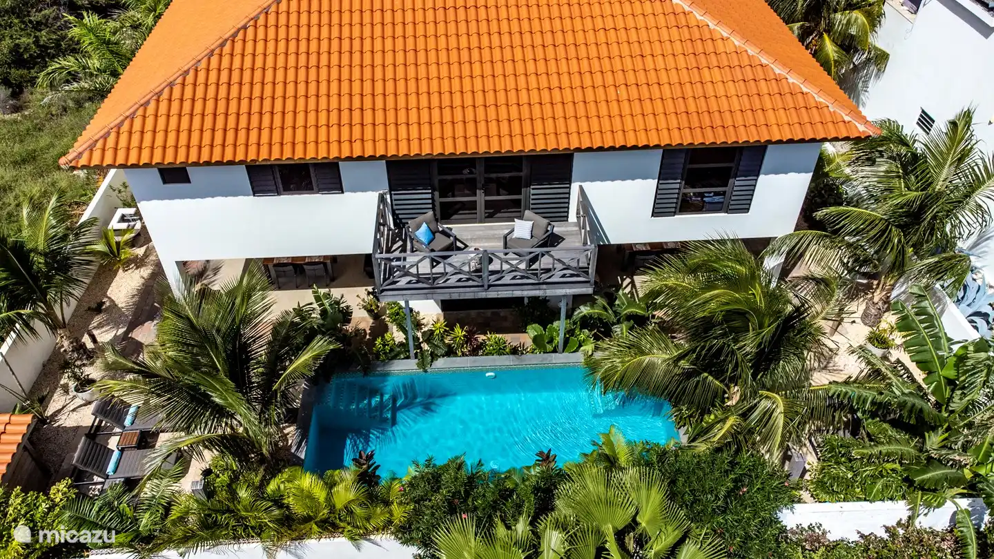 Bovenaanzicht Villa Miali.
Rechts is appartement 1 (begane grond)
Links is appartement 2 (begane grond)