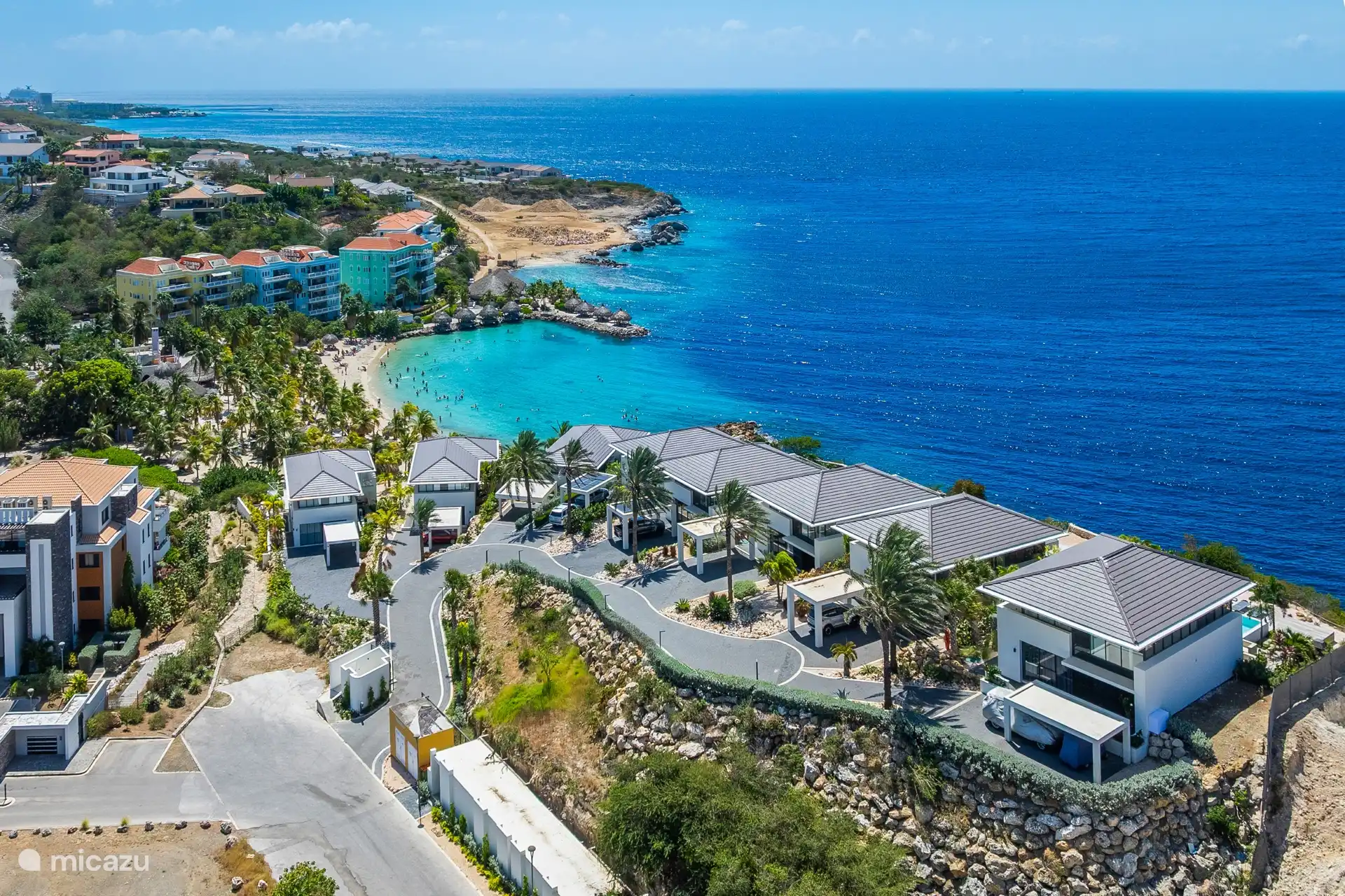 Bocazul 6 ist Teil einer exklusiven Kollektion von acht Designervillen, die dramatisch auf einer Klippe am Meer im prestigeträchtigen Blue Bay Golf & Beach Resort gelegen.