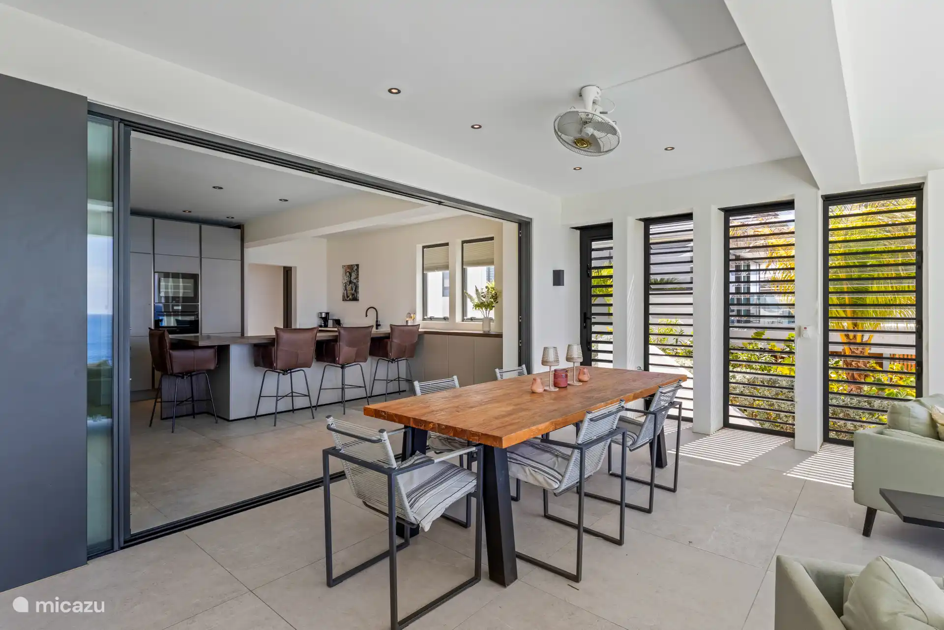 Dank der großen Schiebetüren geht der offene Wohnbereich nahtlos in diesen Außenbereich über, was das ultimative karibische Wohnerlebnis bietet. 