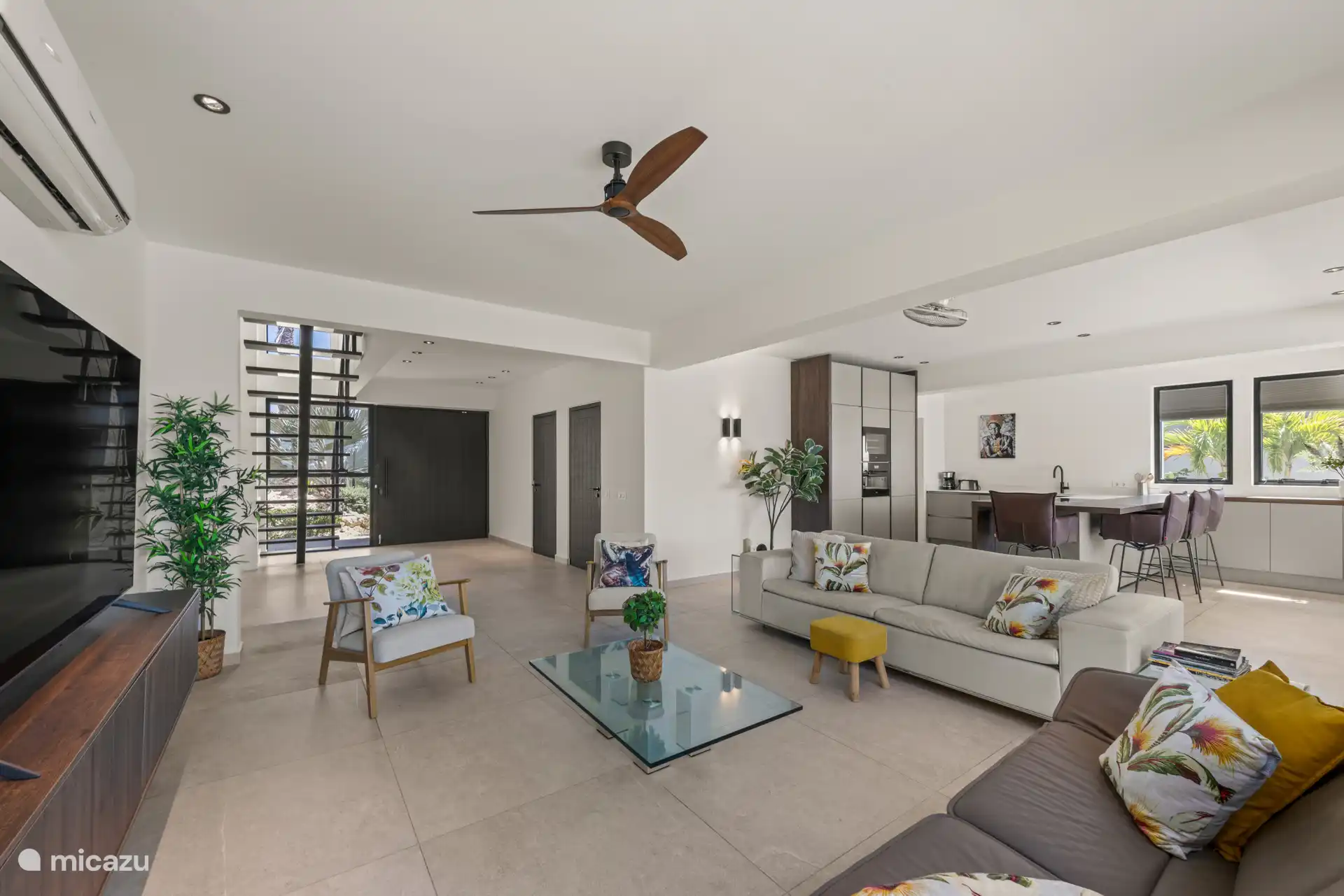 Das Wohnzimmer geht nahtlos in eine moderne, offene Küche übereinander – perfekt zum Kochen, Gästen oder einfach zum gemeinsamen Verbringen.