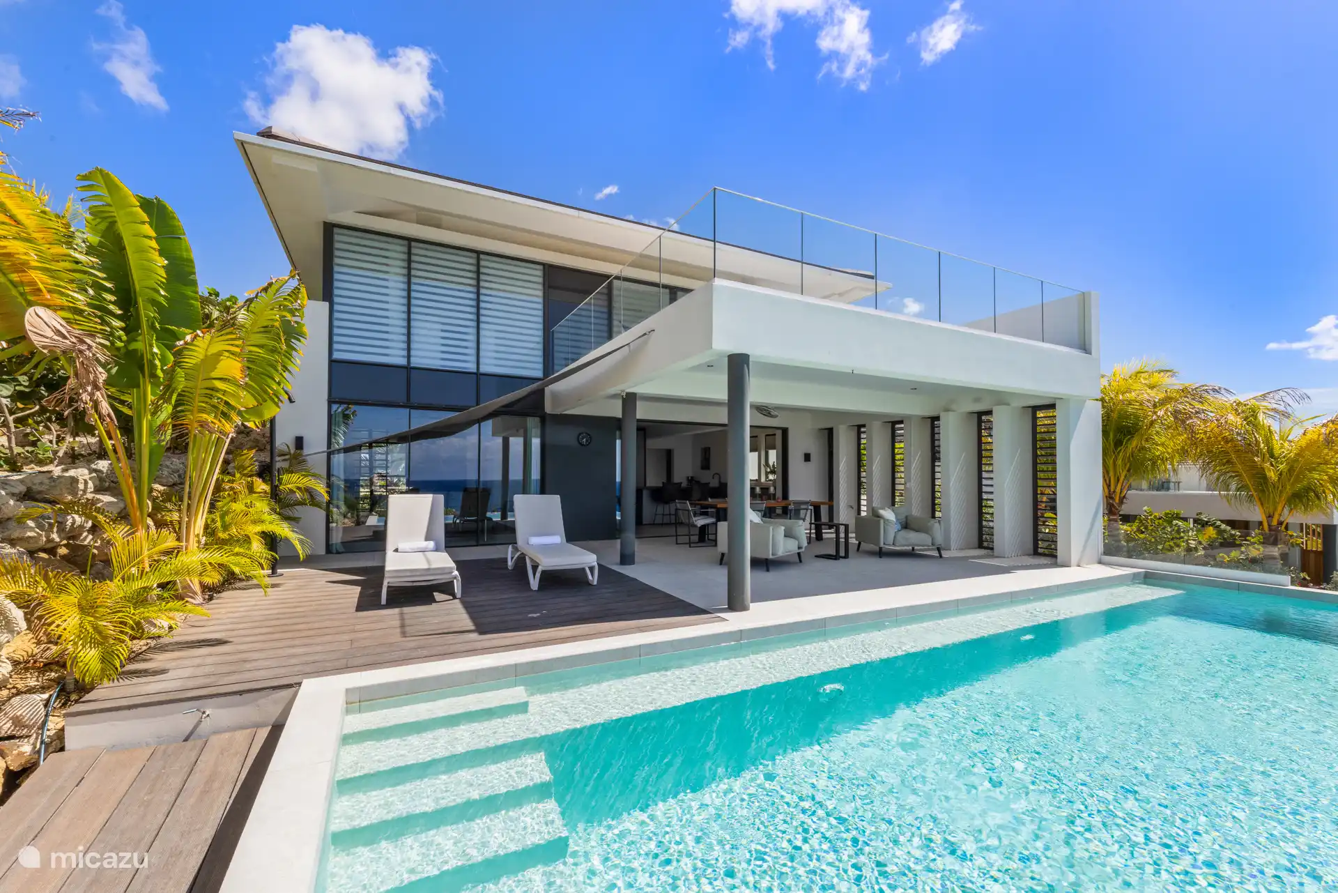 Wunderschöner Außenbereich mit privatem Pool.