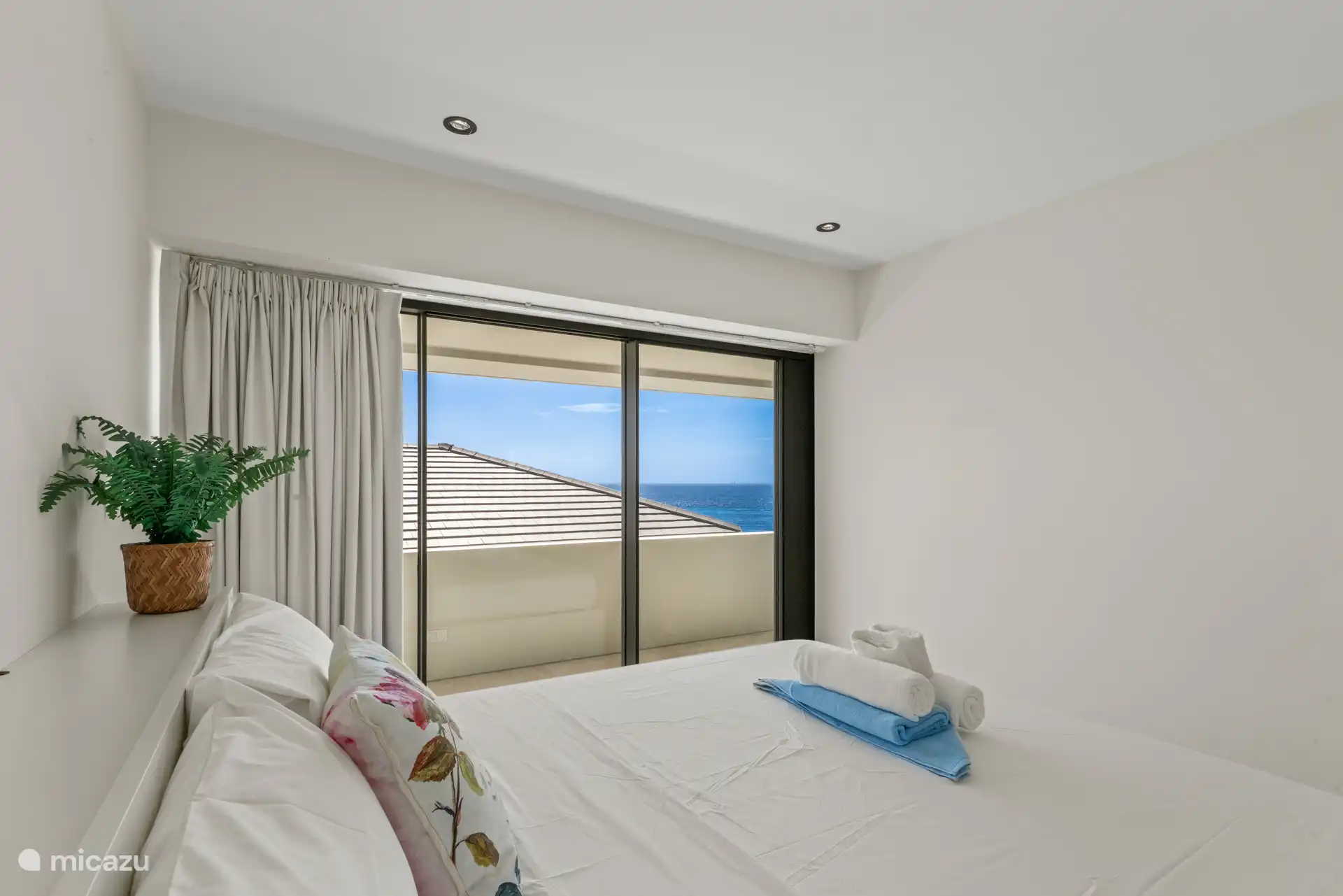 Schlafzimmer 3 mit großer Schiebetür und Zugang zum Balkon.