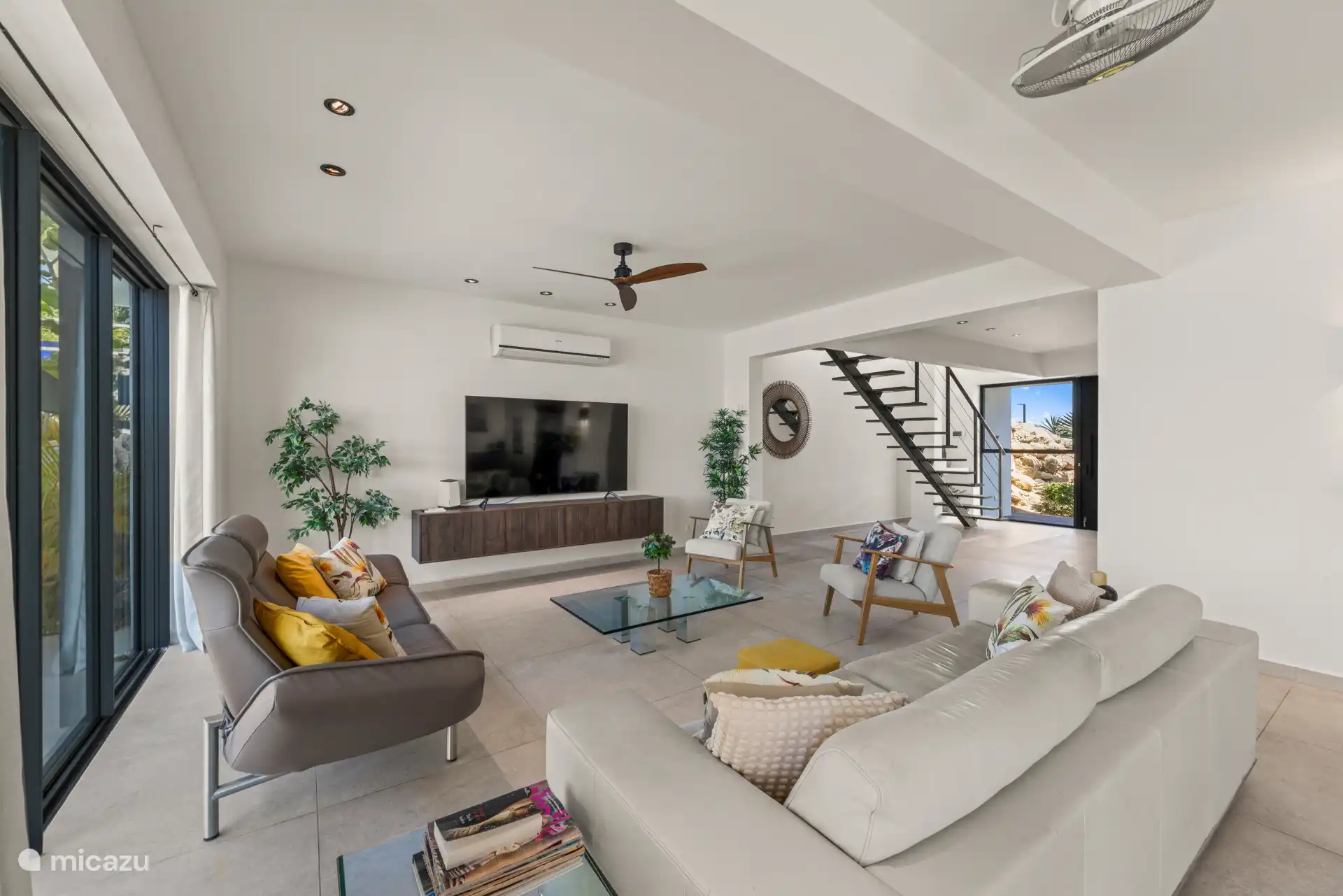 Der Wind weht wunderbar durch das Haus durch die großen Schiebetüren.