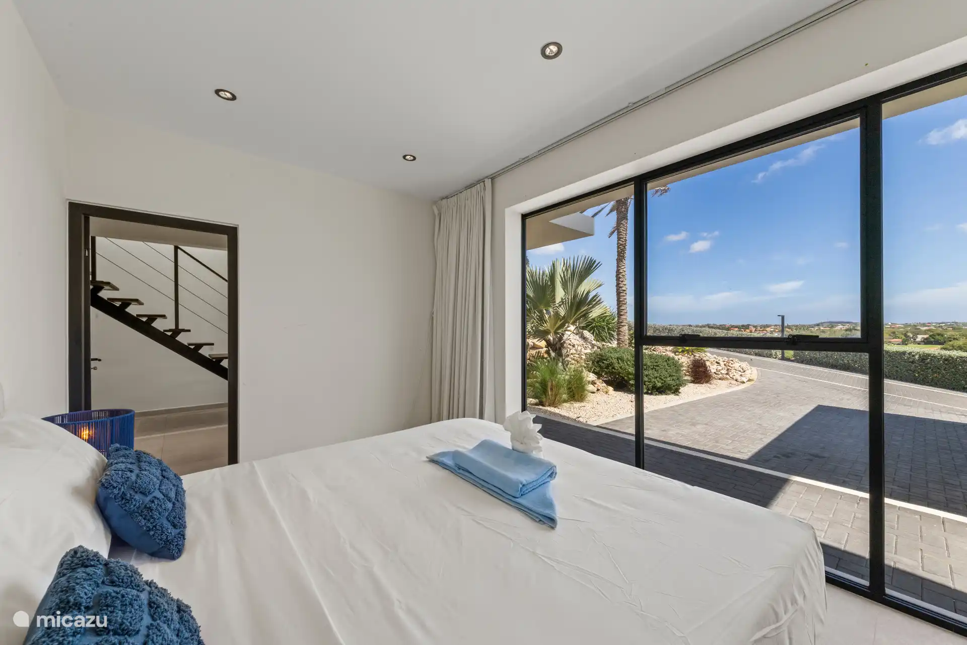 Dieses Schlafzimmer bietet Ausblick auf den Golfplatz.