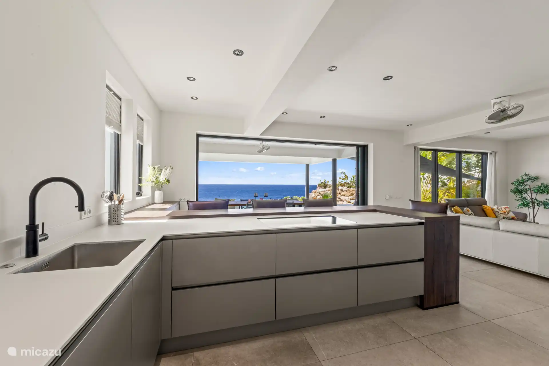 Sie können die Aussicht auch beim Kochen genießen.