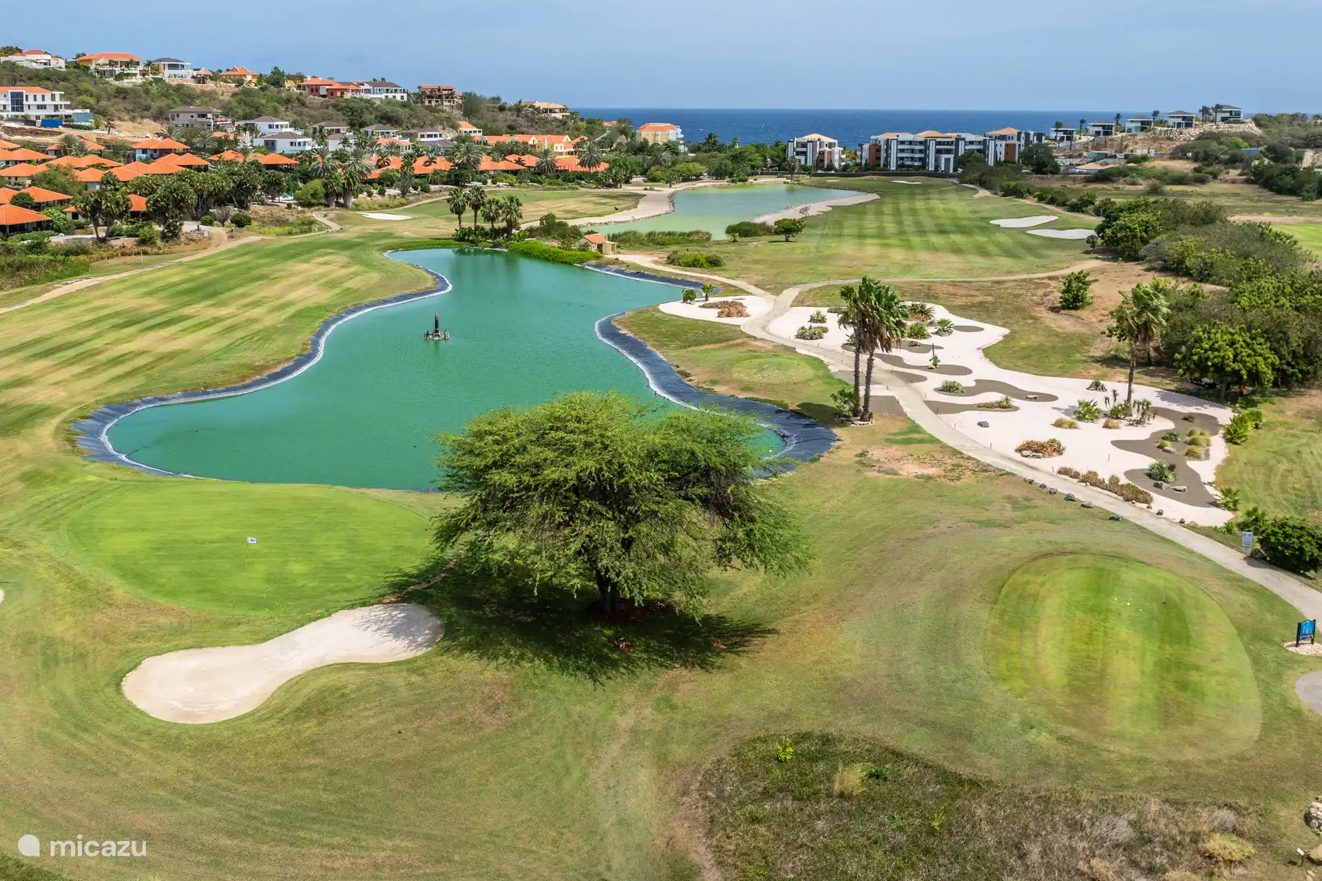 Im exklusiven Blue Bay Golf & Beach Resort können Sie auf dem 18-Loch-Golfplatz einen Ball schlagen.