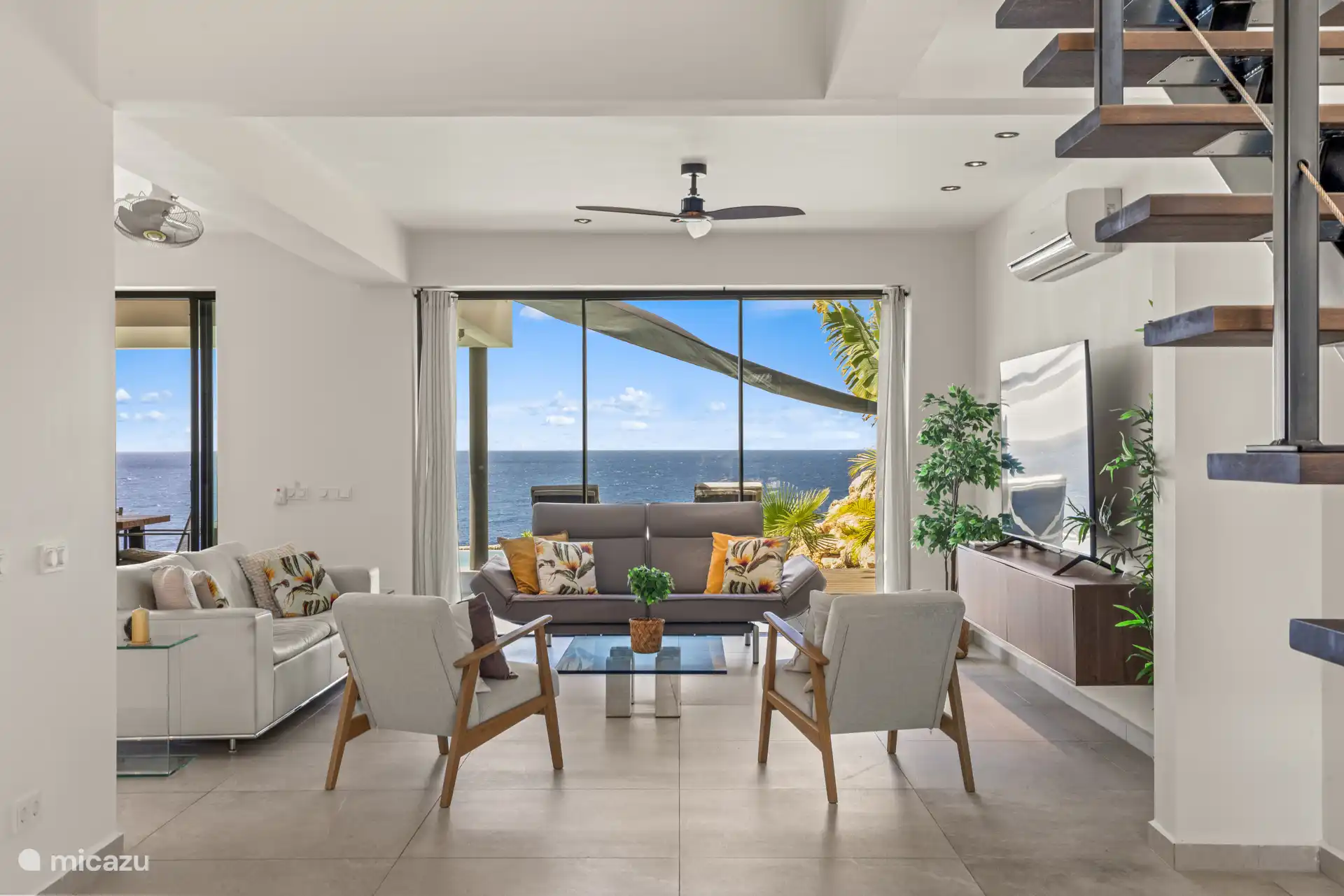 Komfortables Wohnzimmer mit einem großen Smart-TV