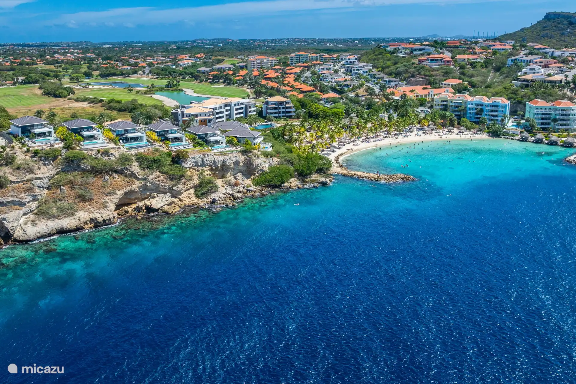 Schnorcheln, Tauchen, Paddleboarden oder einfach nur mit den Zehen im Sand entspannen – alles ist direkt zur Hand.