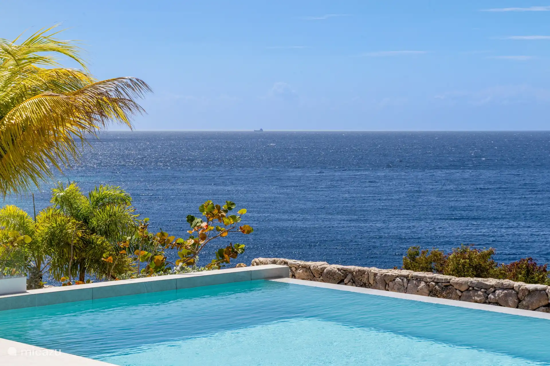 Egal, ob Sie im Pool treiben, die Sonne genießen oder abends einen Drink genießen, während sich der Himmel verfärbt – die Aussicht bleibt atemberaubend.