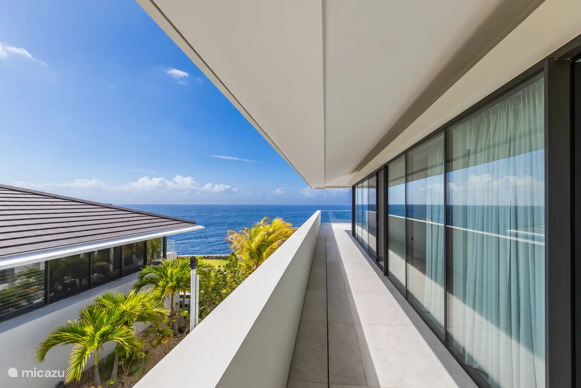 Zugang von Schlafzimmer 2 und 3 zum Balkon mit großen Schiebetüren.