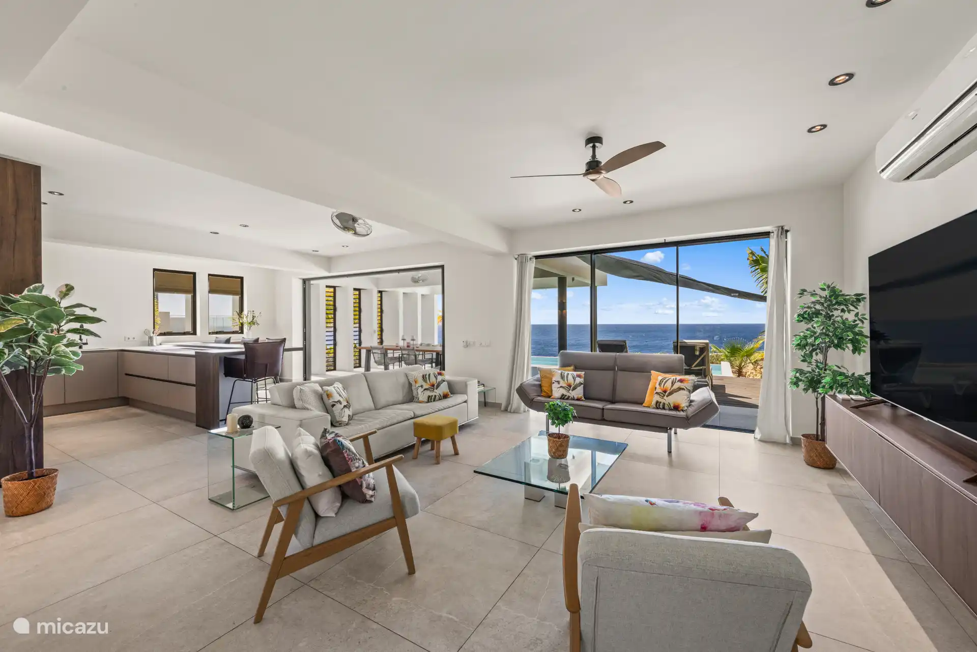 Das Herzstück der Villa befindet sich im Erdgeschoss, wo ein helles Wohnzimmer nahtlos in eine moderne offene Küche übergeht.