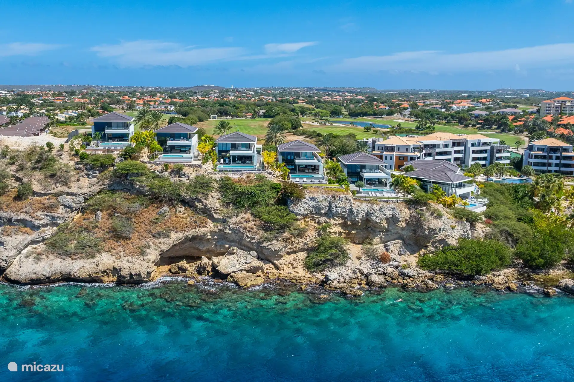 Die Villa befindet sich auf einer Klippe am Meer im renommierten Blue Bay Golf & Beach Resort.