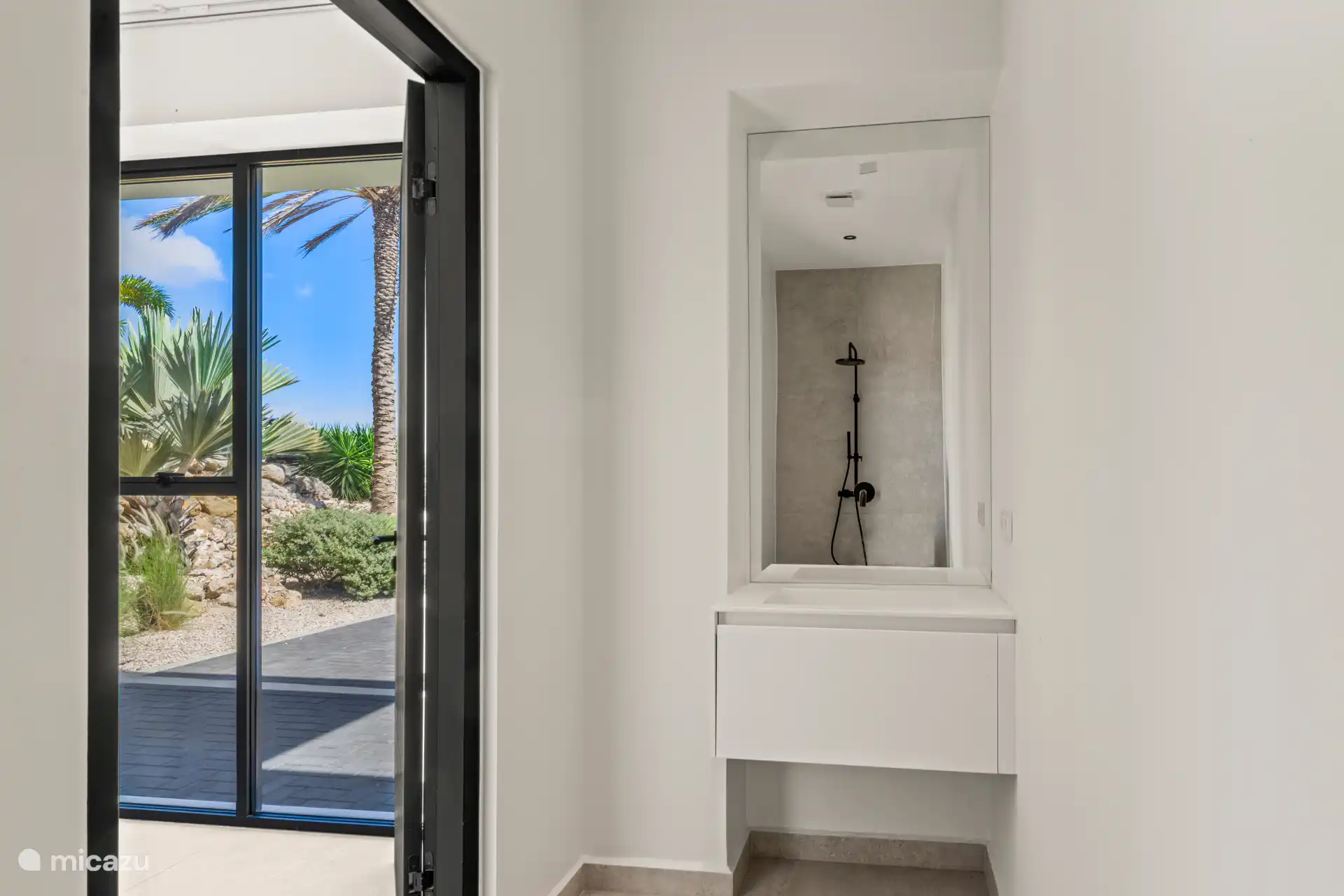 Schlafzimmer 4 hat ein eigenes Badezimmer mit Waschbecken und Dusche. Im Erdgeschoss gibt es eine Gästetoilette.