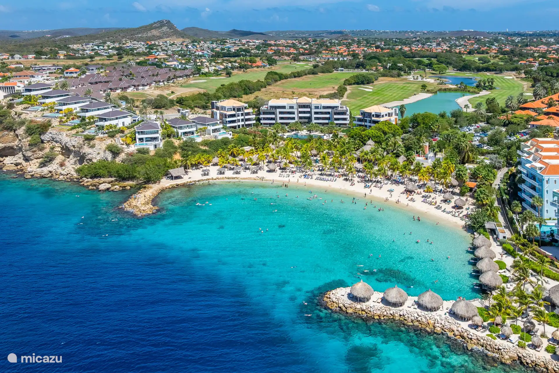 Nur einen kurzen Spaziergang von der Villa entfernt (5–10 Minuten) liegt der weiße Sandstrand von Blue Bay.