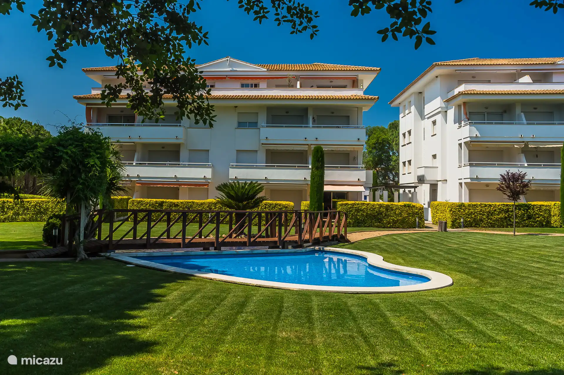 Piscina y jardín comunal