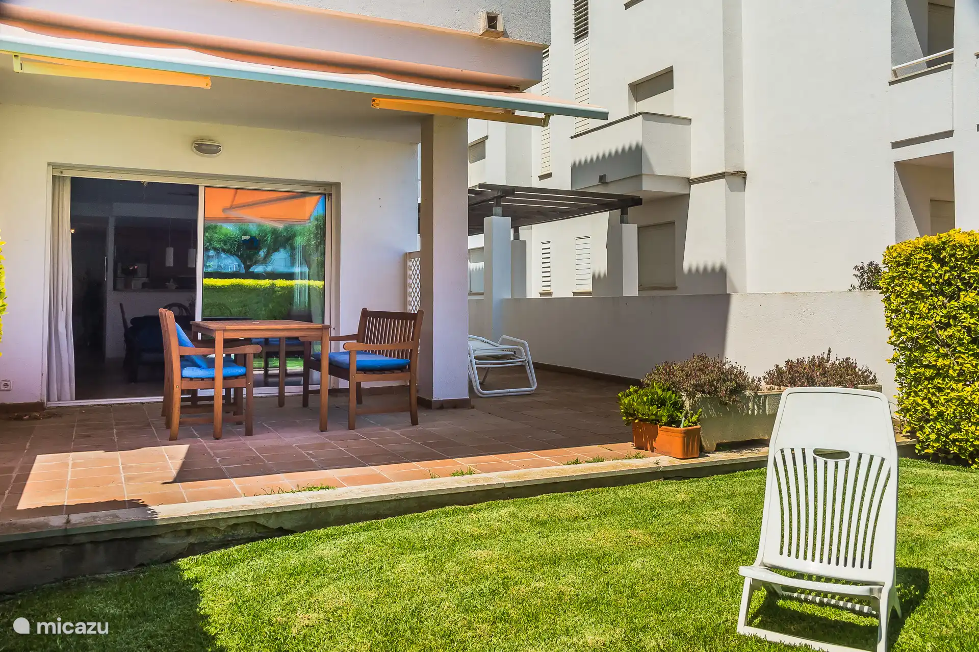 Terraza y jardín privados