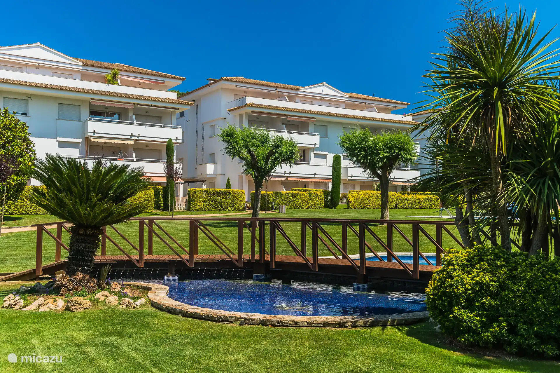 Piscina y jardín comunal