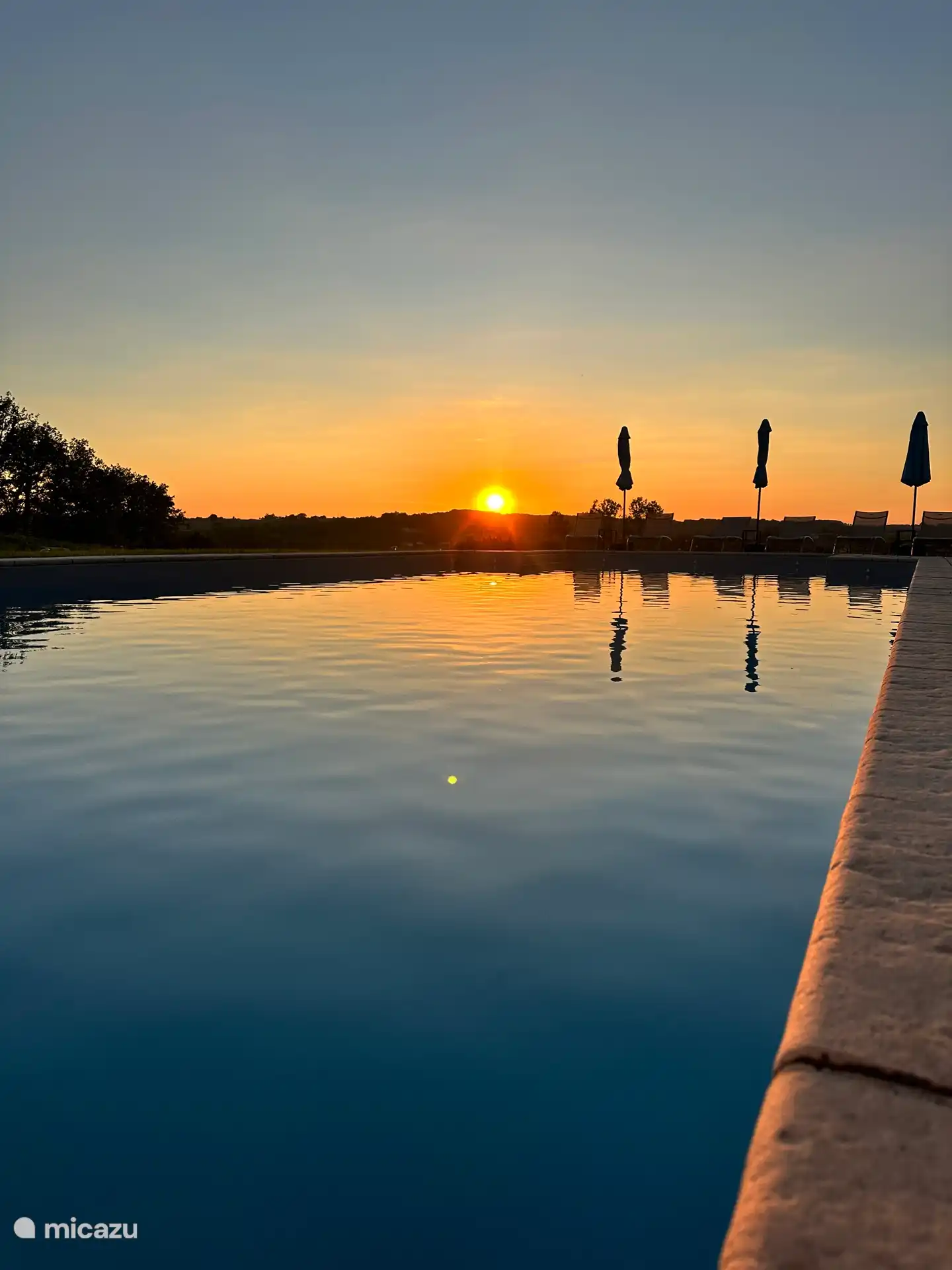 Atardecer junto a la piscina