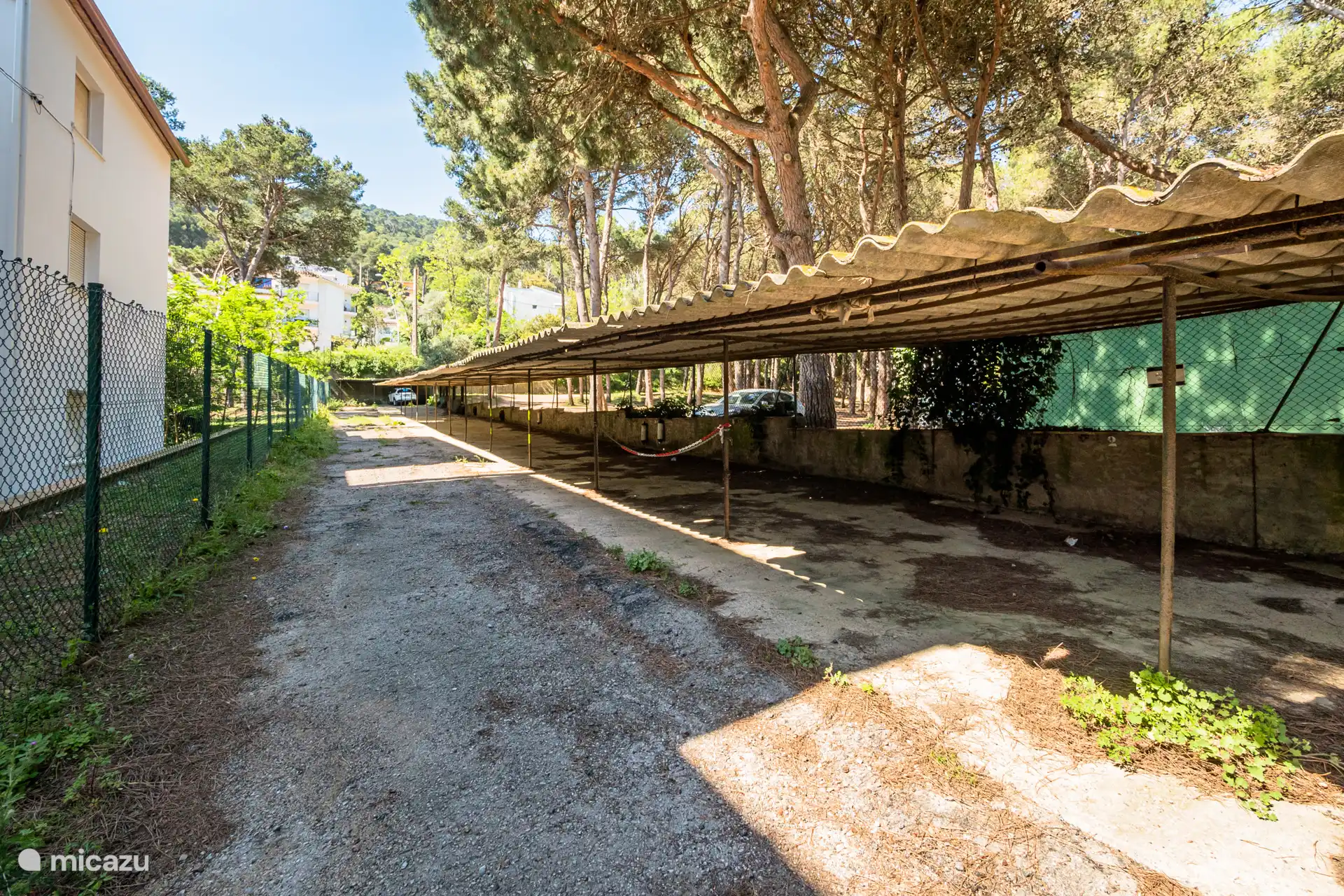 Plaza de aparcamiento (para un coche) en la playa