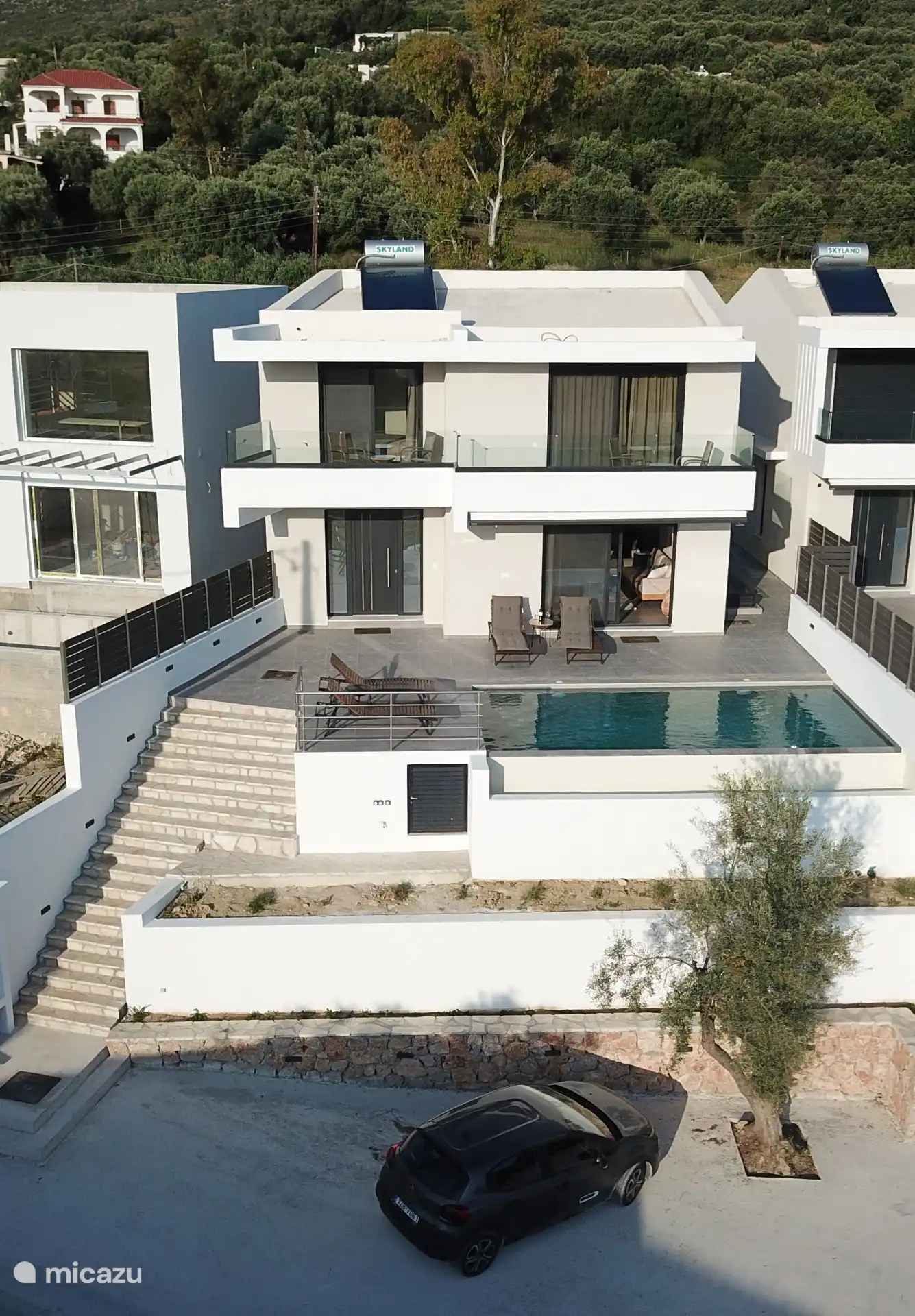 Panoramic view of the villa and the parking space