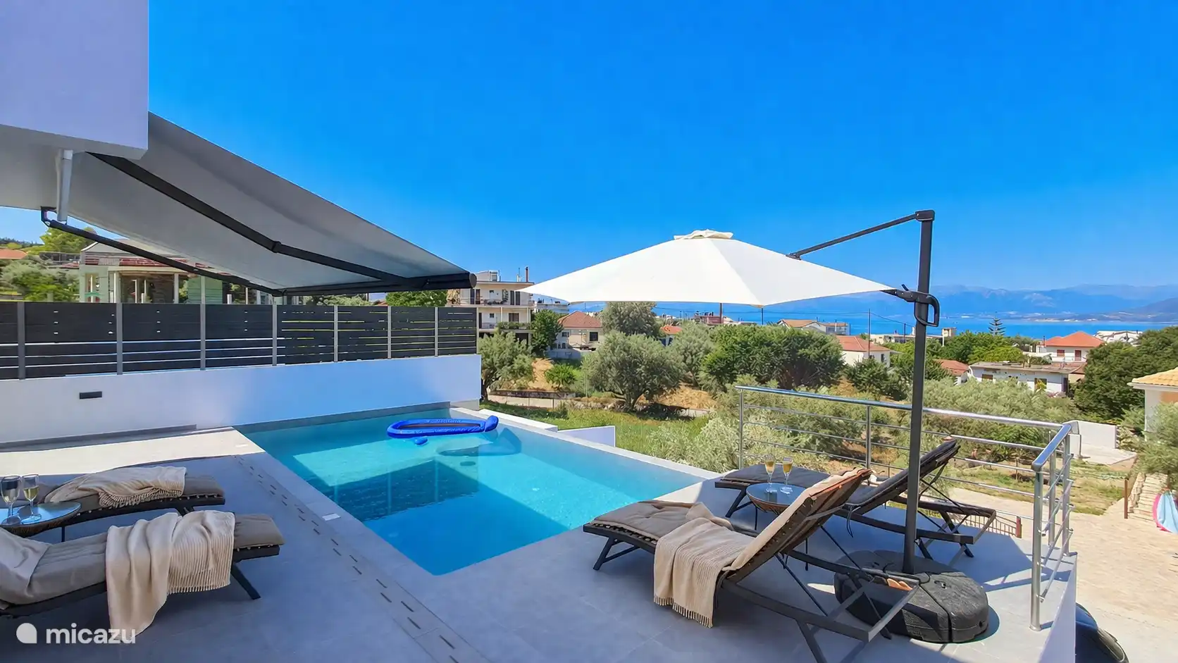 Zwembad met uitzicht op de Ionische Zee en de stad