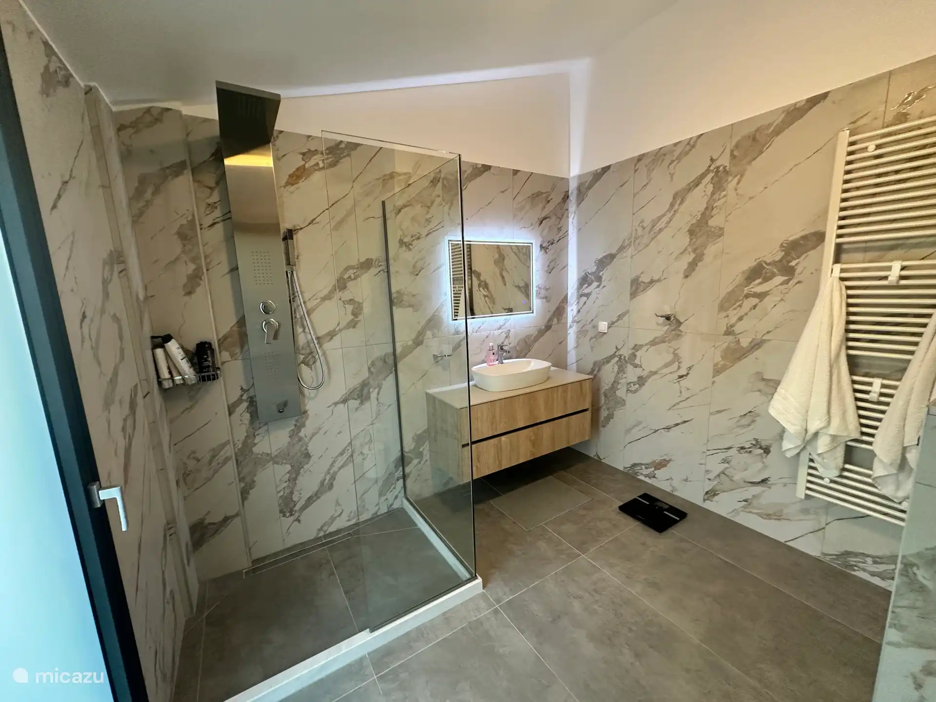 Full bathroom 1 upstairs 