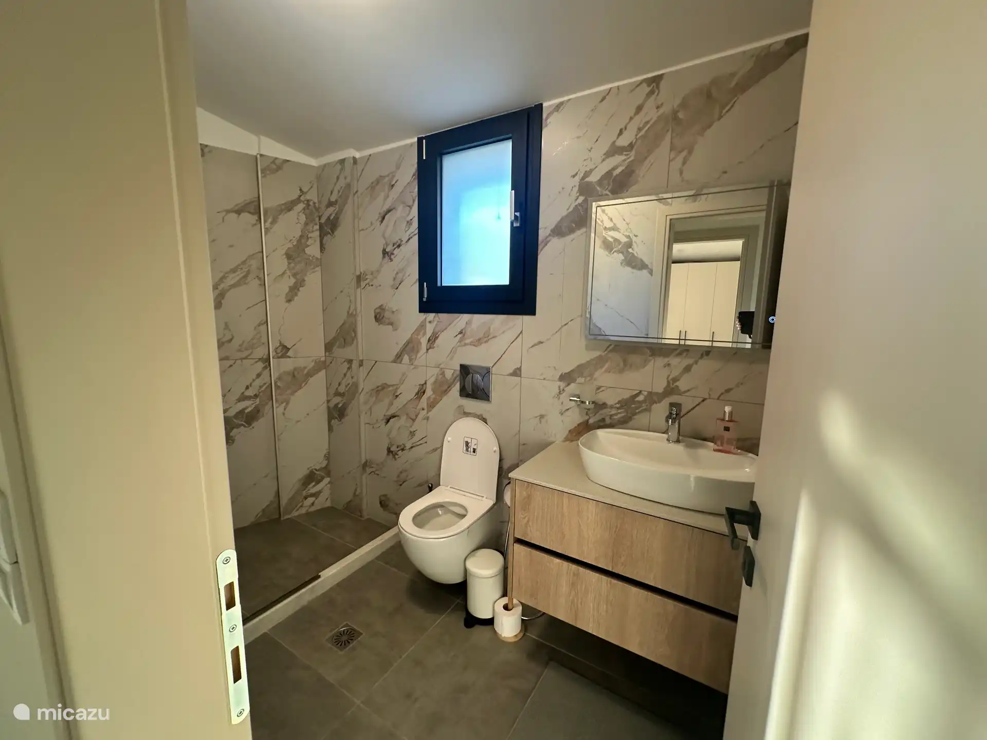 Full bathroom 2