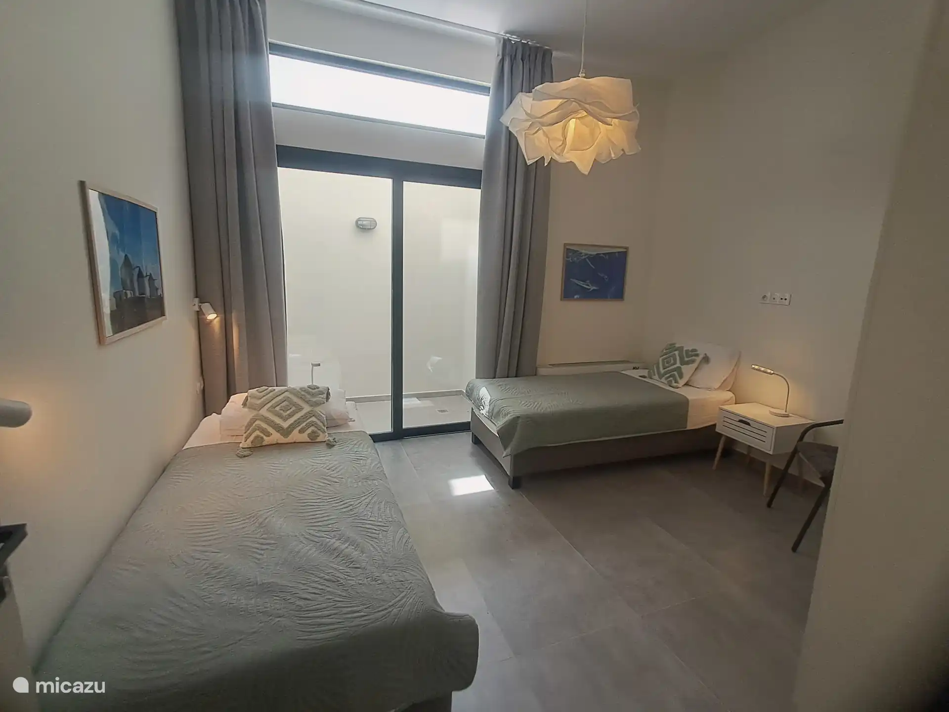 Slaapkamer 4 - 2 eenpersoonsbedden en van nature koel omdat het op het laagste niveau van het huis ligt