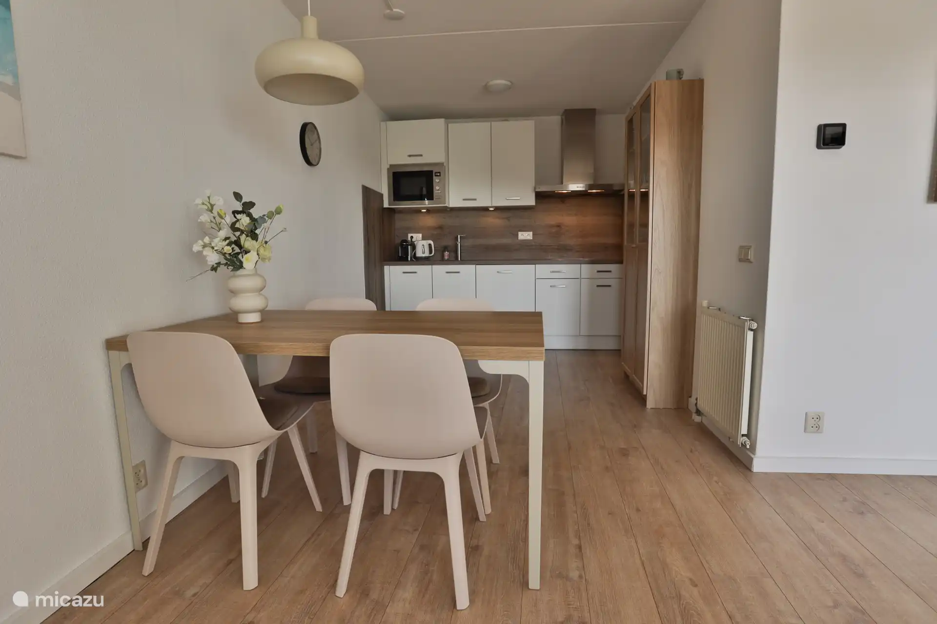 Comedor y cocina. (Equipado con todas las comodidades, incluido un horno combinado. (220 grados de aire caliente)