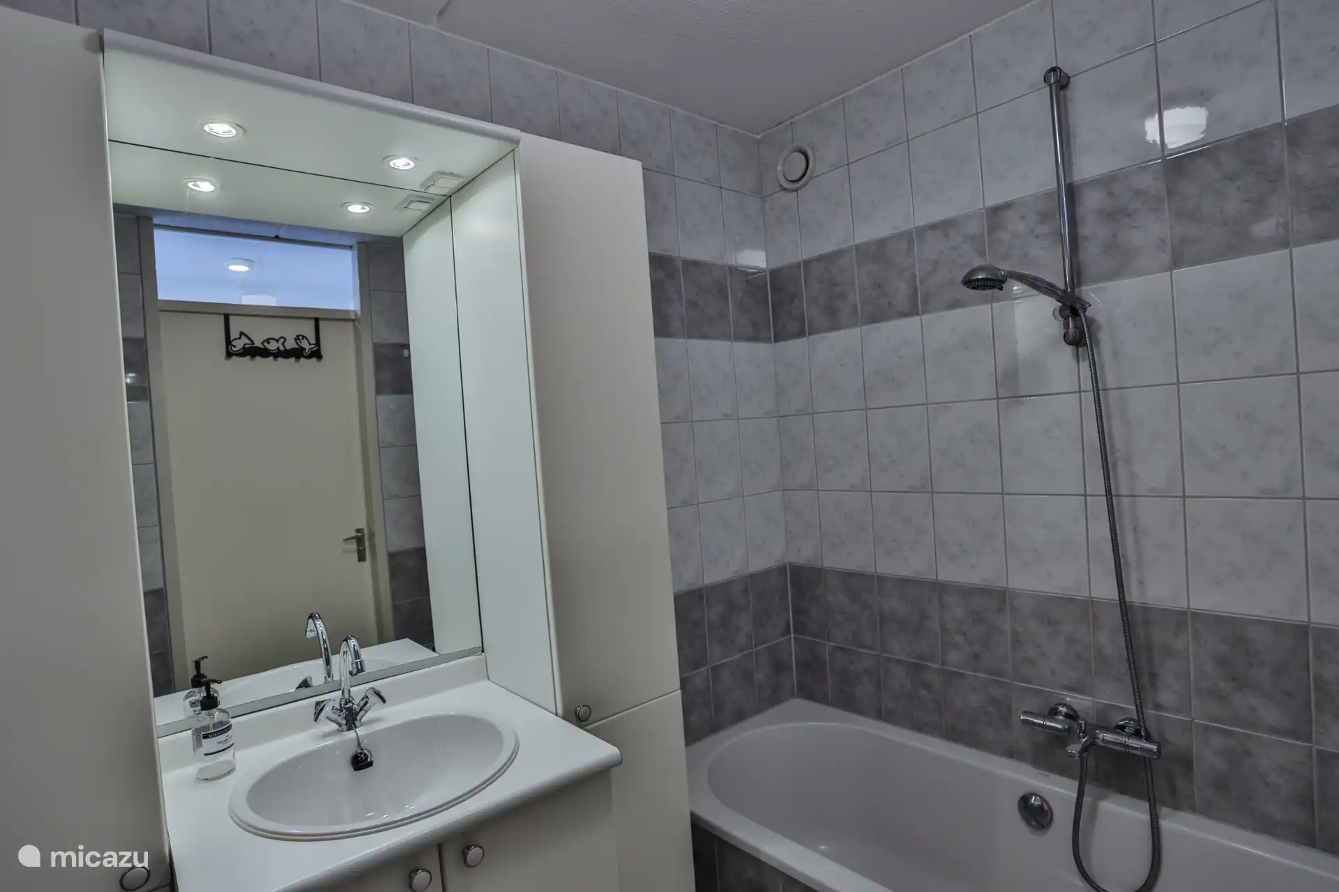 Baño con mueble de lavabo, ducha/bañera